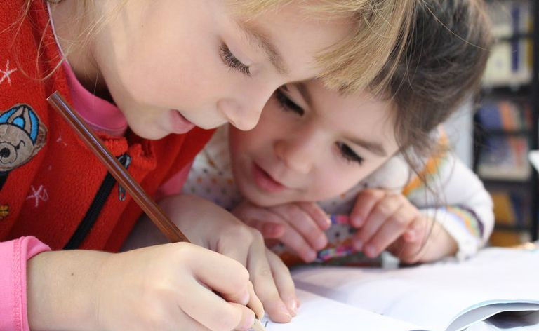 deux jeunes filles écrivant