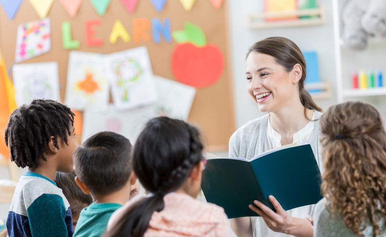 Un jeune enseignant écoute un élève pendant l
