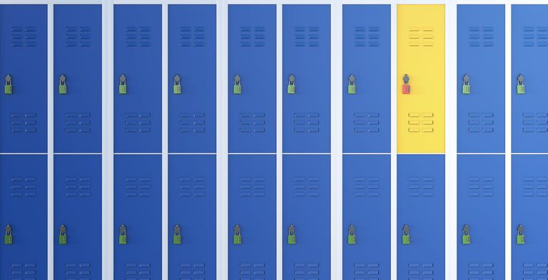 Contrasto: un armadietto giallo lungo una linea di quelli blu