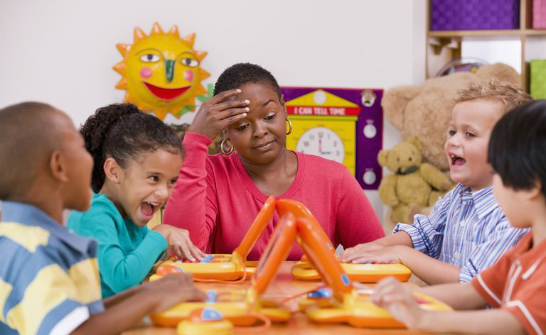 Niños jugando con portátiles de juguete en clase