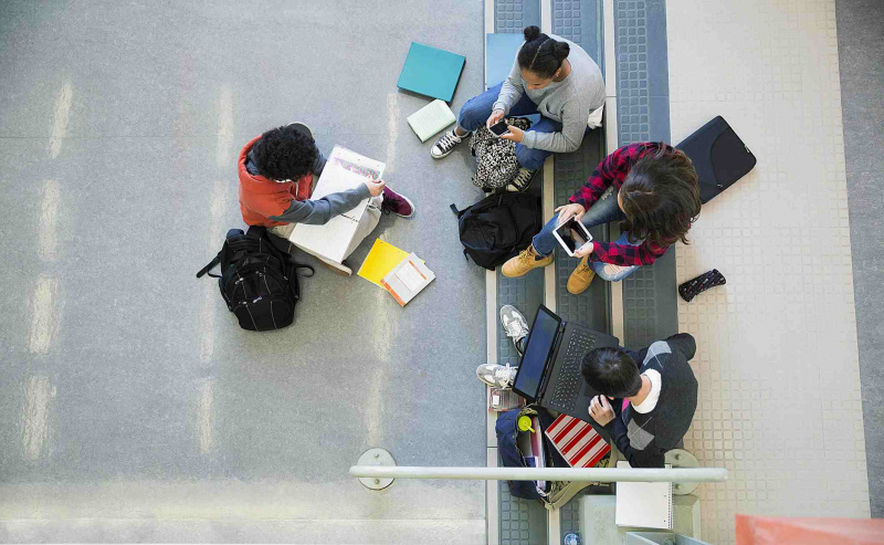 Ogólny widok uczniów szkół średnich studiujących spędzanie czasu