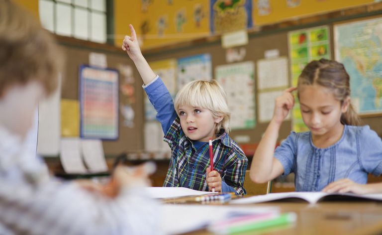 Niño levantando la mano en clase
