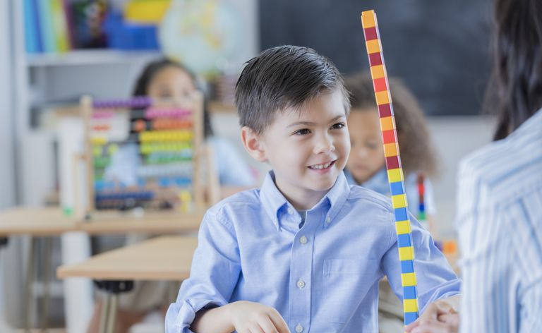 Pewny siebie uczeń na lekcji matematyki