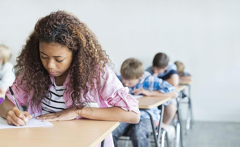 Studenti che provano in aula