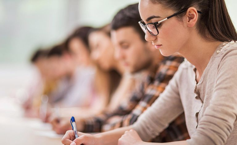 Grupa studentów uczących się w klasie.