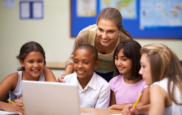 Una maestra y sus alumnos aprenden desde la pantalla de una computadora portátil