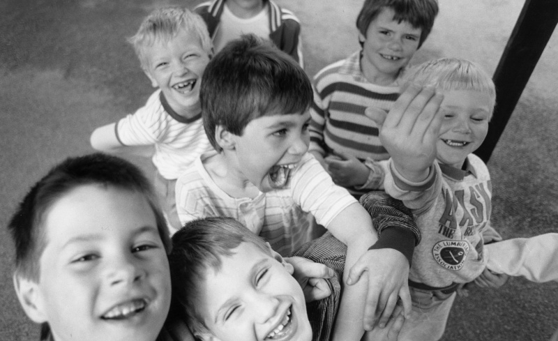 Un grupo de niños riéndose se divierten