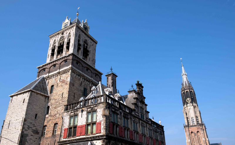 El ayuntamiento y la torre del reloj de la iglesia medieval en Delft, Países Bajos