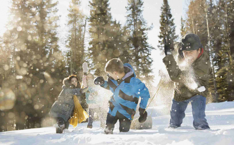 Familia en pelea de bolas de nieve