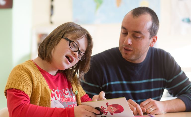 Tenåringsjente med Downs syndrom 13 år gammel utdannet ved ULIS (Localised Units for Inclusion School).