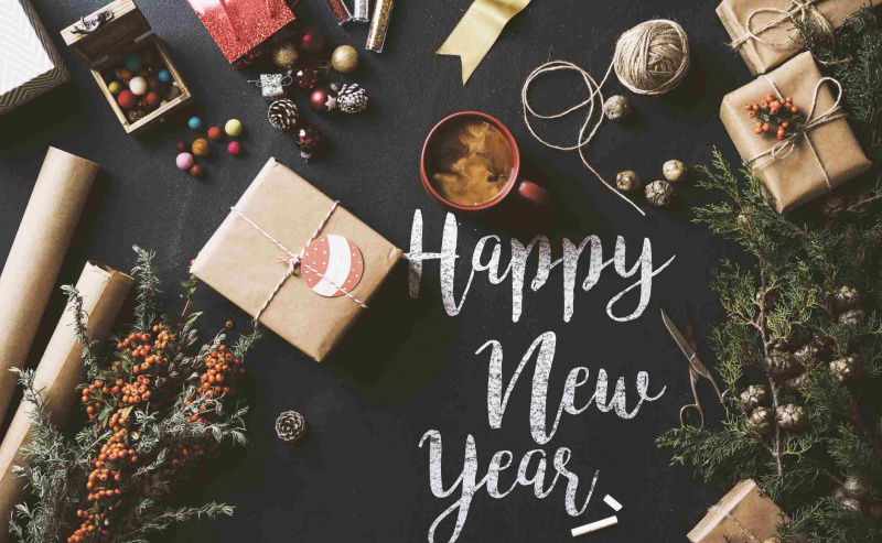 Caligrafia feliz ano novo 2017 giz escrito quadro-negro, configuração plana