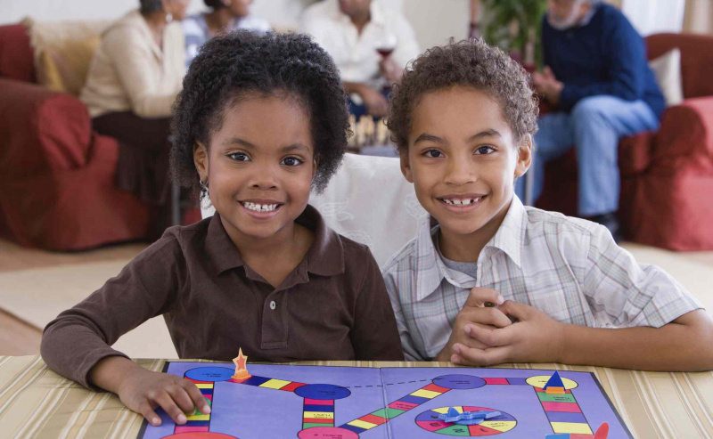due bambini seduti davanti al tabellone di gioco