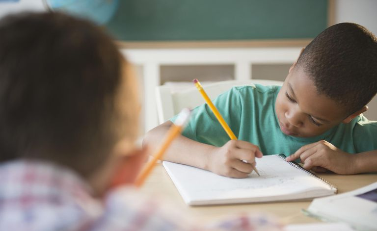 Barn som skriver i klasserommet