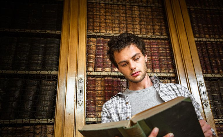 Student w bibliotece studiuje
