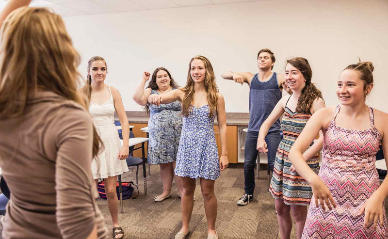 Adolescentes practicando danza en el aula de la escuela secundaria