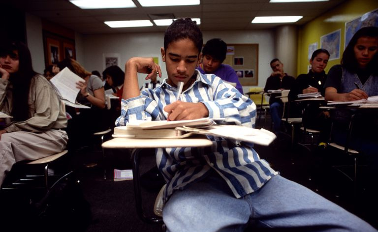 Studenti annoiati che completano i compiti