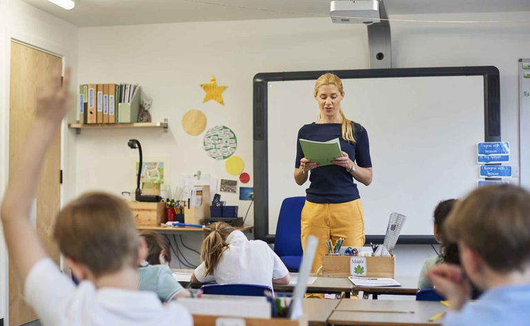 Un enseignant dirige une leçon