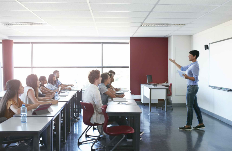 Un enseignant explique les règles de la classe
