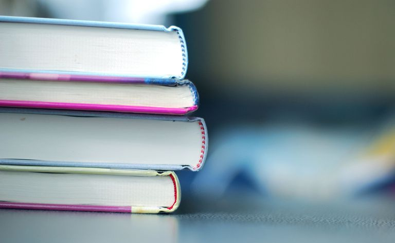 Encadernações de livros empilhados