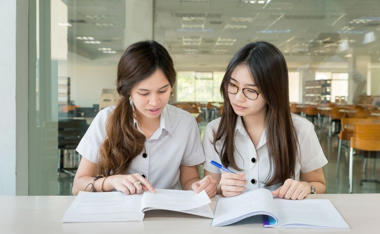 Duas garotas falando sobre trabalho de classe