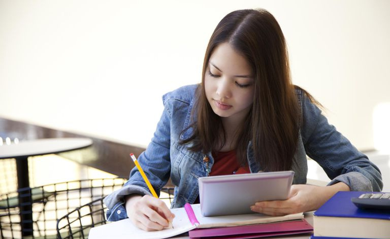 Estudante étnico estudando com tablet digital