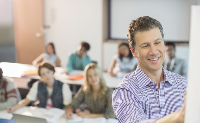 insegnante davanti alla classe dei giovani adulti