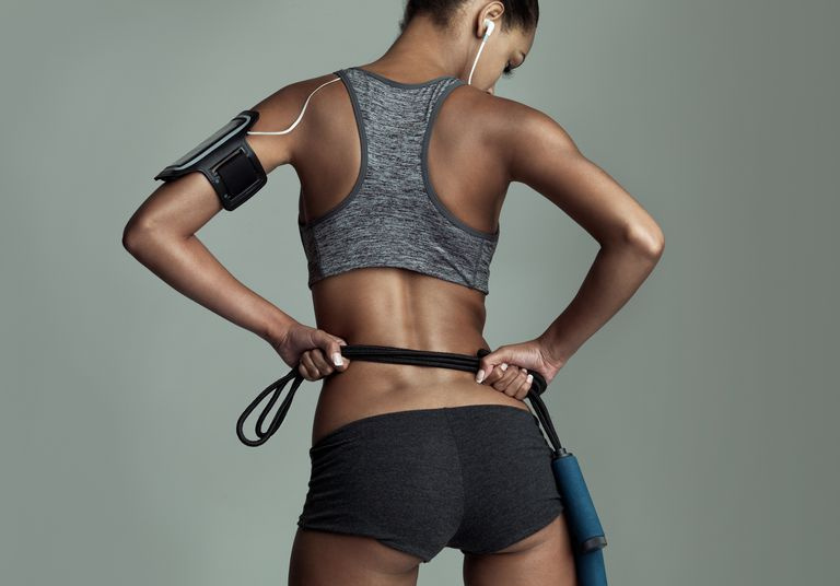 Pohľad zozadu na ženu s fitness zariadením