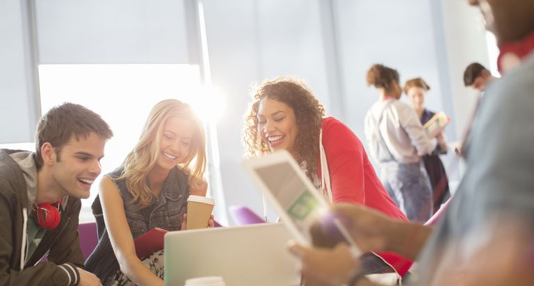 Étudiants regardant au-dessus des notes