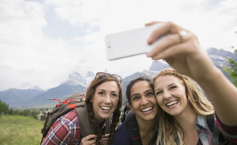 Przyjaciele robiący selfie w pobliżu gór