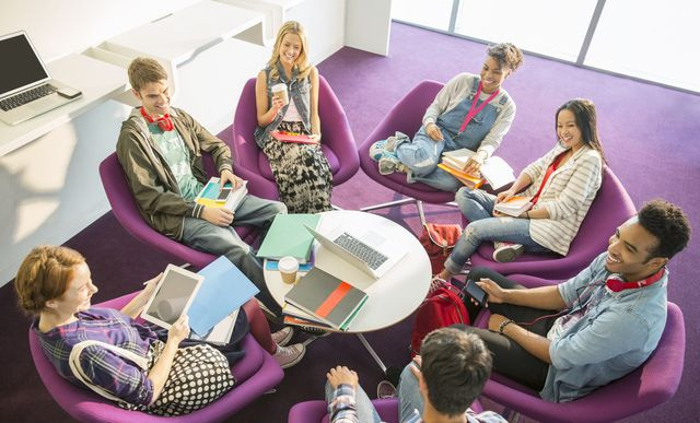 Studenti runā aplī