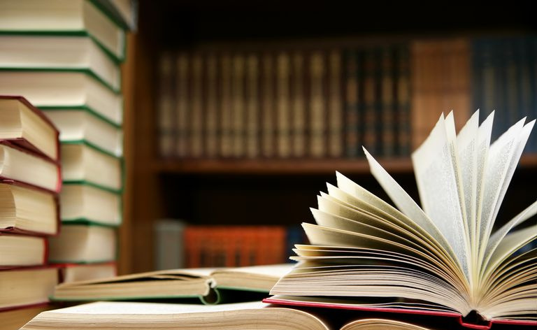 Książki na stole w bibliotece