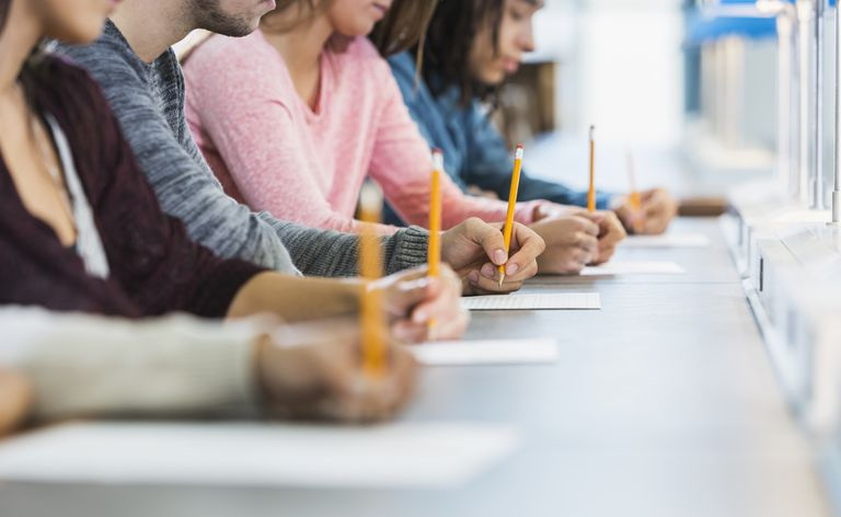 Vista recortada del grupo de adolescentes tomando una prueba