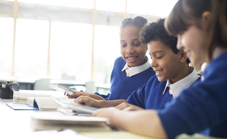Écoliers et écolières apprenant en classe