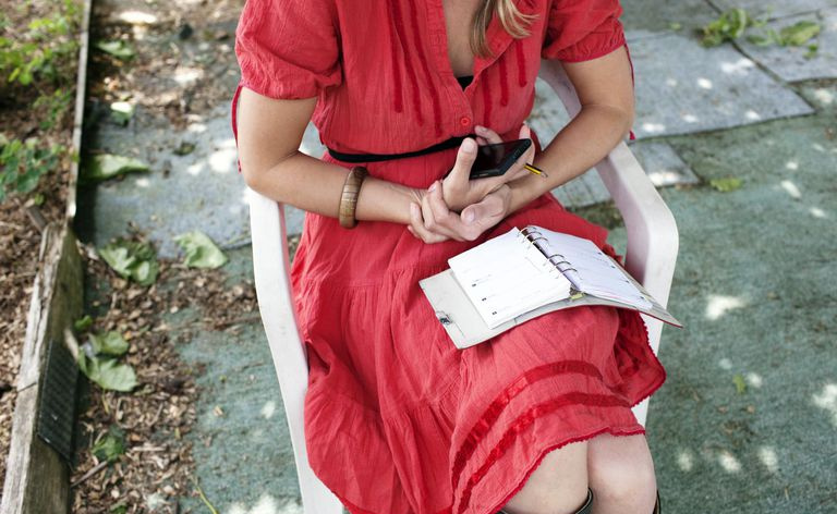 donna con agenda giornaliera in grembo