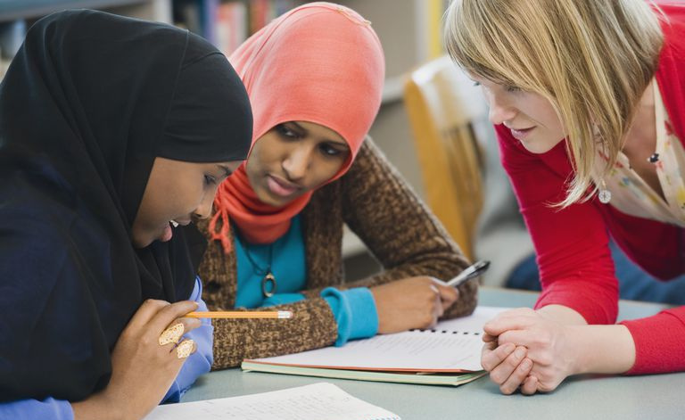 Étudiants adultes apprenant l