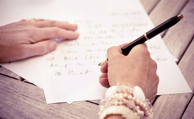 mani che scrivono una lettera