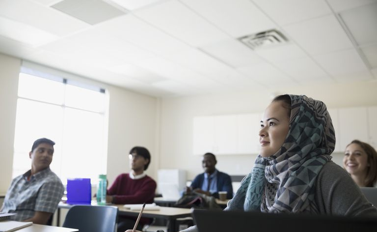 Studente ESL concentrato in hijab che ascolta la lezione in classe