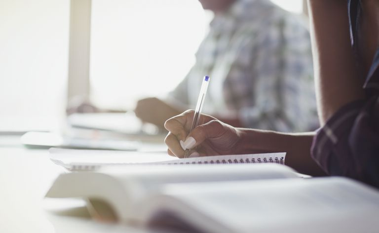Uczniowie robiący notatki w klasie edukacji dorosłych