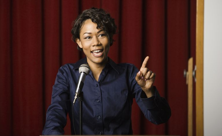 femme parlant au podium