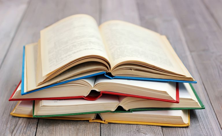 pila di libri aperti
