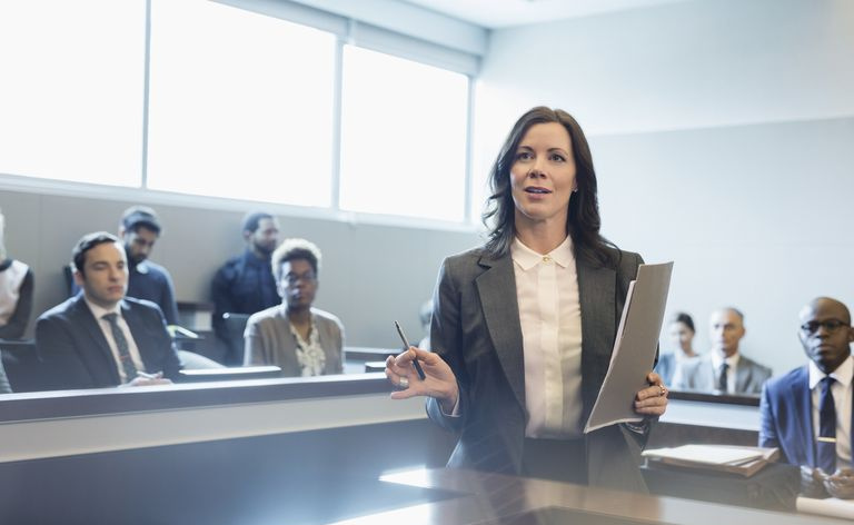 Avocate parlant dans la salle d