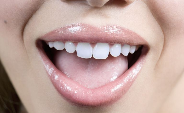 Giovane donna sorridente, primo piano della bocca