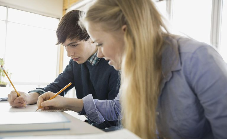 Studenti strādā pie kompozīcijas.