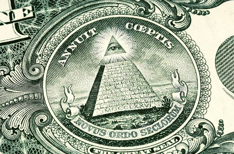 Nærbilde av de latinske frasene på en amerikansk dollarseddel