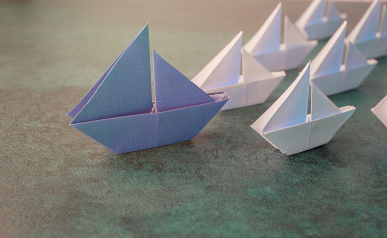 Origami papir seilbåter, lederskap forretningskonsept, toning