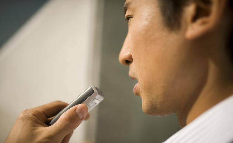 Forretningsmann som bruker digital stemmeopptaker