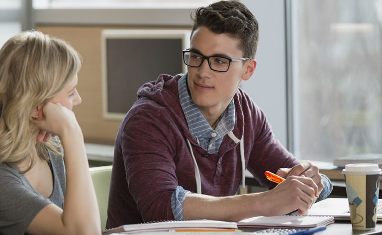 estudiante masculino y femenino en una mesa