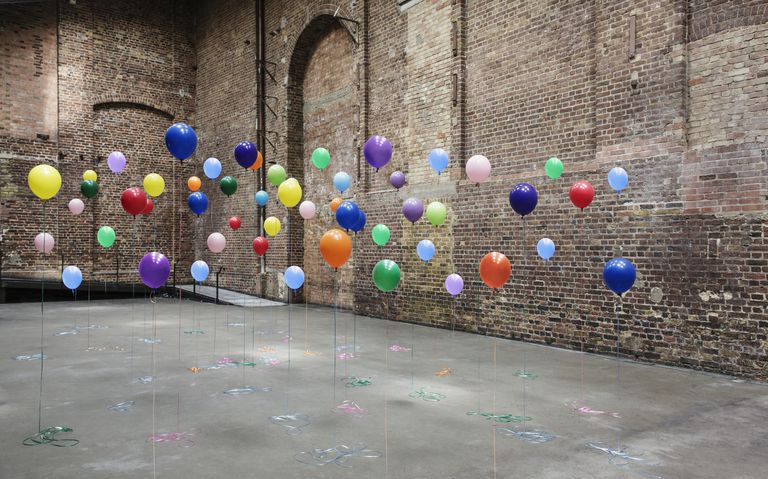 Palloncini colorati in magazzino vuoto. Metafore miste.