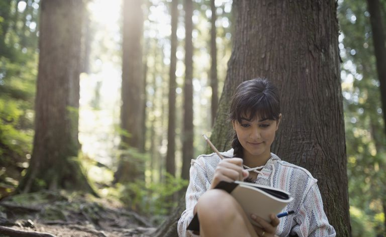 mujer, escritura, en, diario, contra, árbol, en, bosque