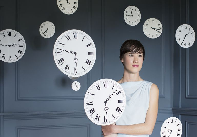 femme avec des horloges